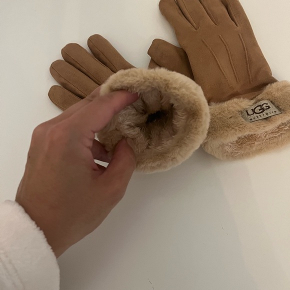 Ugg gloves - Picture 2 of 2